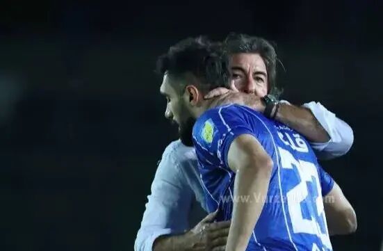 راه عارف از ساپینتو و استقلال جدا شد