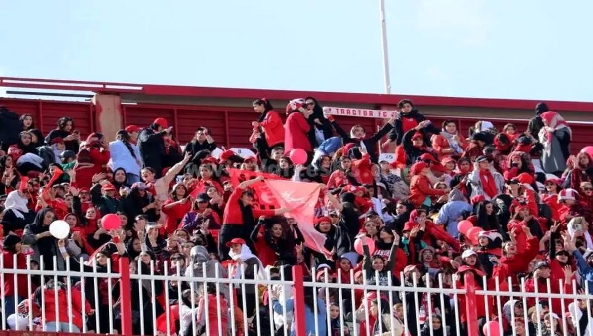 ببینید/ دختران هوادار تراکتور بر دهانشان چسب زدند