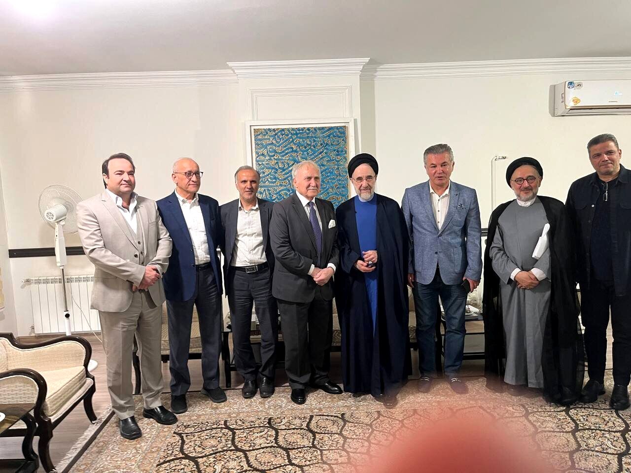 دیدار چهره‌های فوتبالی با خاتمی؛ اسطوره پرسپولیس با کروات کنار رئیس‌جمهور سابق / تصاویر
