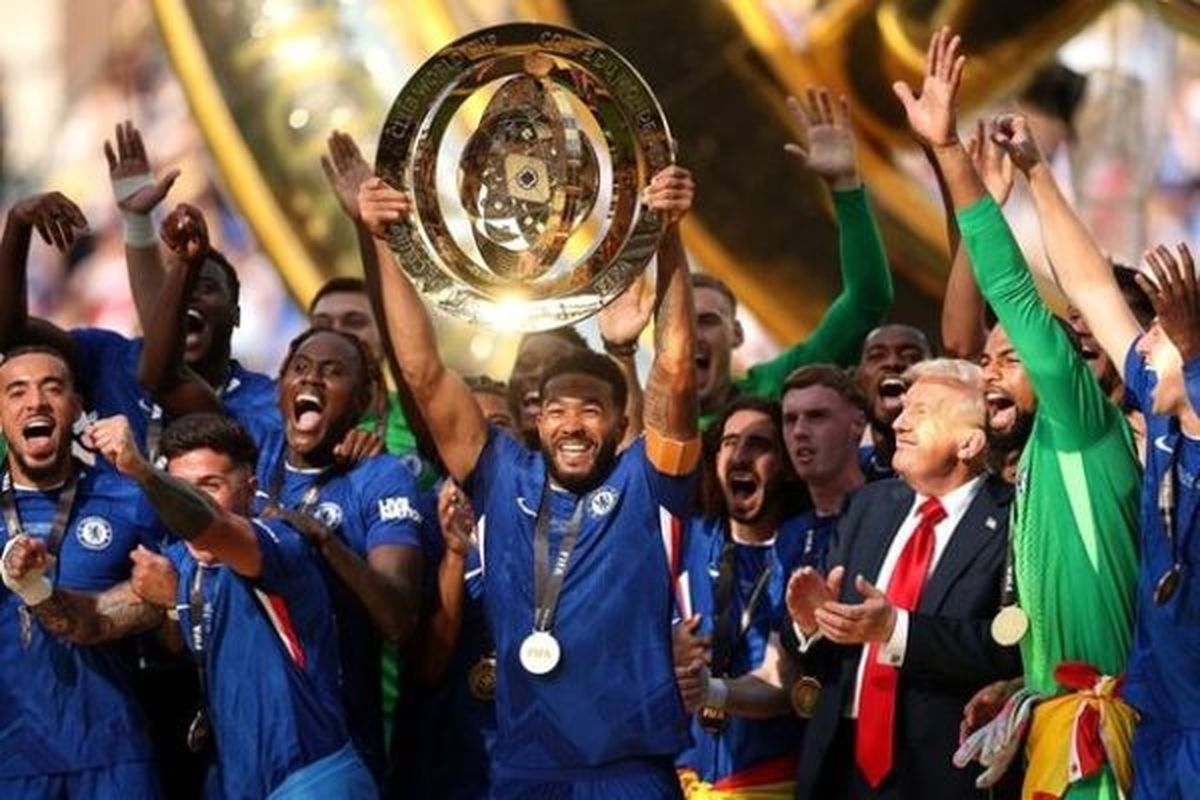 ببینید/ ترامپ پروتکل سرش نمی‌شود و کنار بازیکنان چلسی می ماند!/ رئیس فیفا چگونه او را از سکو دور کرد؟