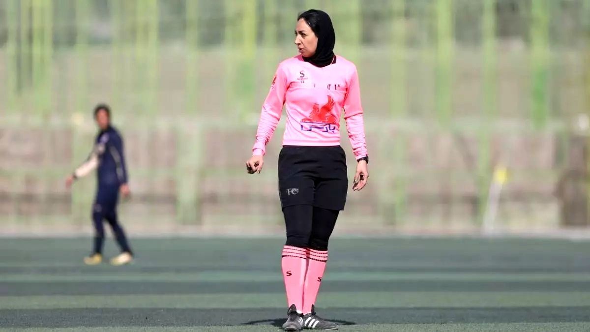 سنگ اندازی هایی جلوی مهسا قربانی، داور زن ایرانی
