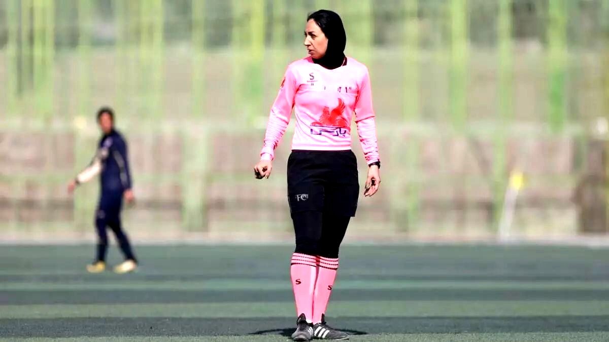 سنگ اندازی هایی جلوی مهسا قربانی، داور زن ایرانی
