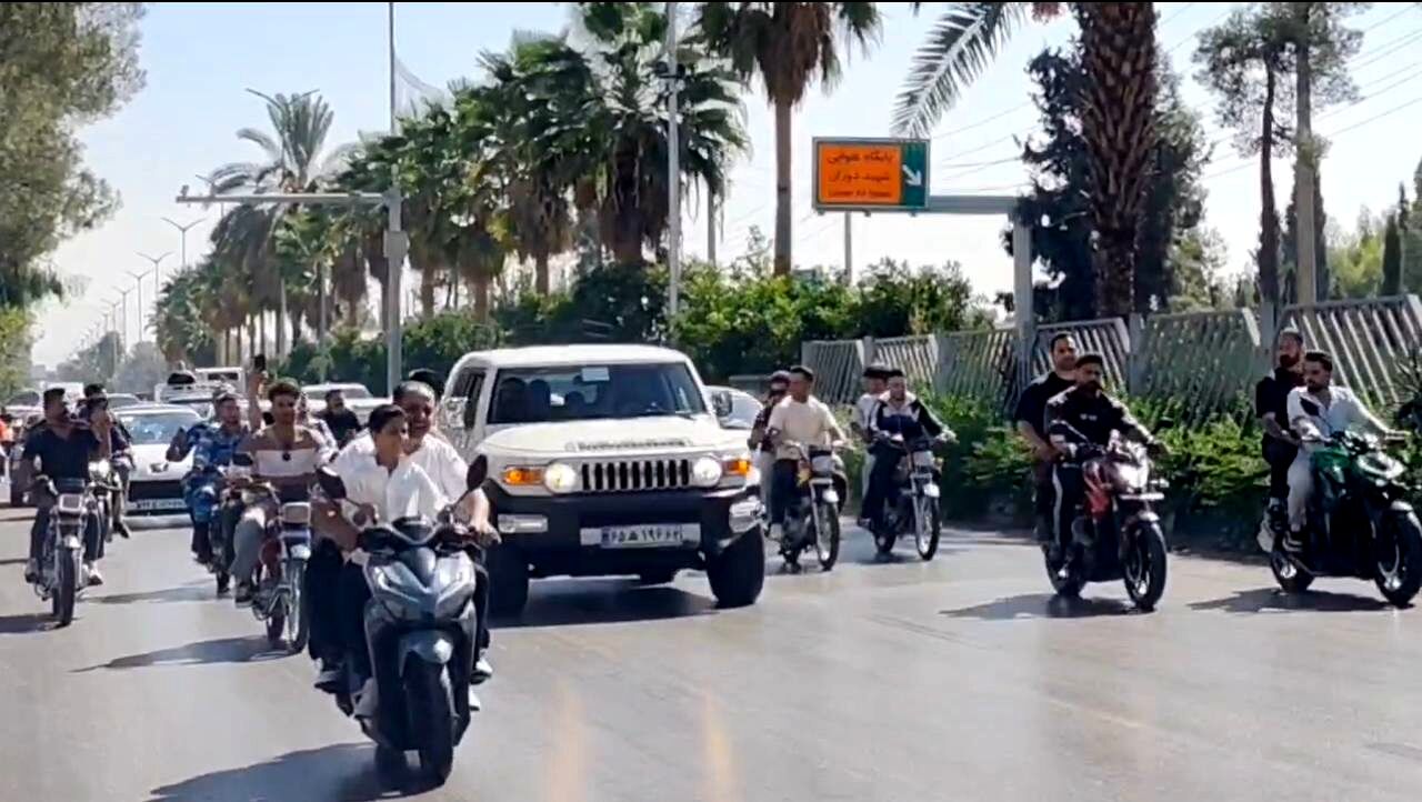 استقبال پرشور شیرازی ها از گرگ پارسی/ هادی چوپان: به سربازی مردم افتخار می کنم/ ویدئو

