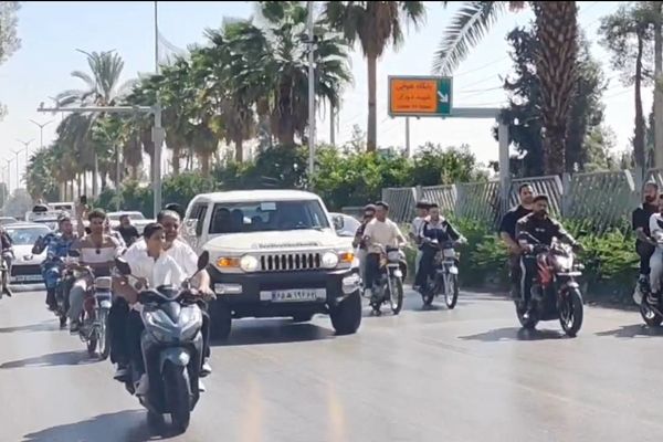 استقبال پرشور شیرازی ها از گرگ پارسی/ هادی چوپان: به سربازی مردم افتخار می کنم/ ویدئو

