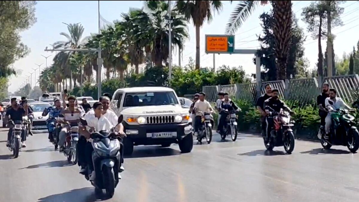 استقبال پرشور شیرازی ها از گرگ پارسی/ هادی چوپان: به سربازی مردم افتخار می کنم/ ویدئو

