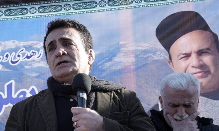 ببینید/ اشک‌های تلخ محمد بنا در خاکسپاری رفیق صمیمی