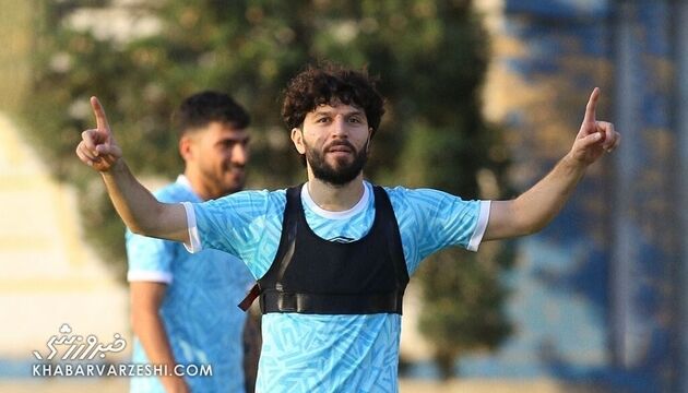 پیراهن رضاییان را در جشن استقلال از او می‌گیرند 