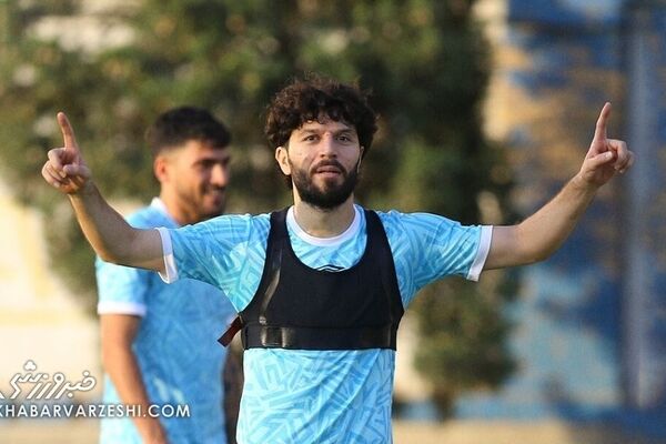 پیراهن رضاییان را در جشن استقلال از او می‌گیرند 