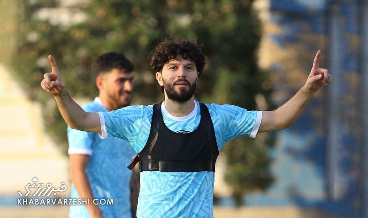 پیراهن رضاییان را در جشن استقلال از او می‌گیرند 