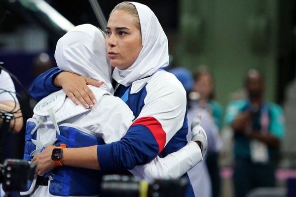 عکس یادگاری خواهر هادی ساعی با تصویر صابر کاظمی