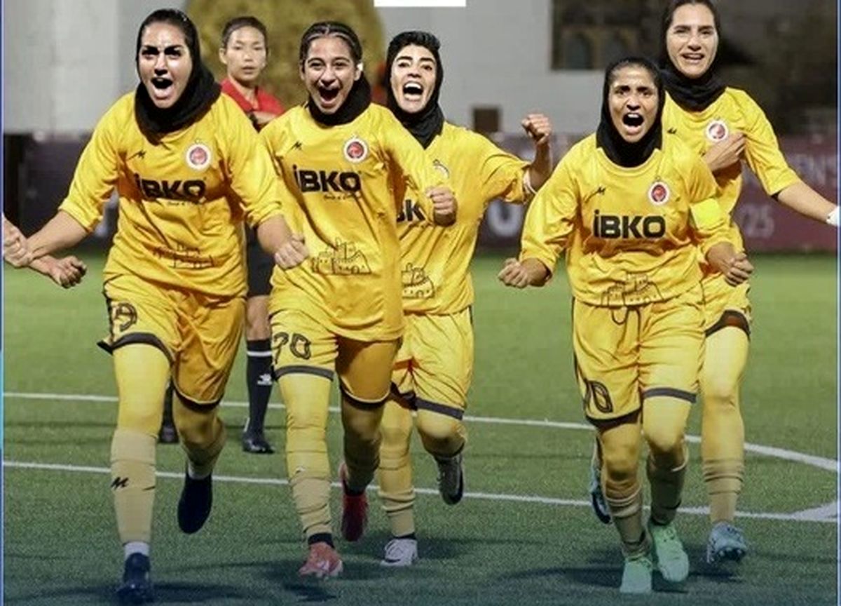 جشن خاتون در رختکن بعد از صعود تاریخی/ ویدئو
