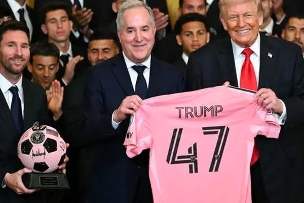 ببینید/ پاره کردن پیراهن لیونل مسی در برنامه تلویزیون