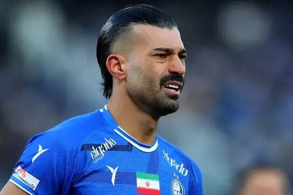 ضربه با سر به صورت بازیکن!/ اخراج رامین رضاییان و 10 نفره شدن استقلال