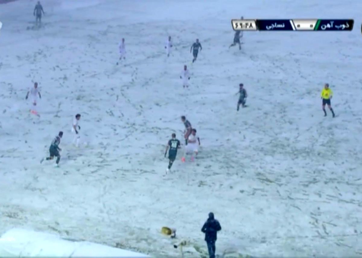 برگزاری بازی ذوب آهن و نساجی در زمین پوشیده از برف اصفهان/ ویدئو
