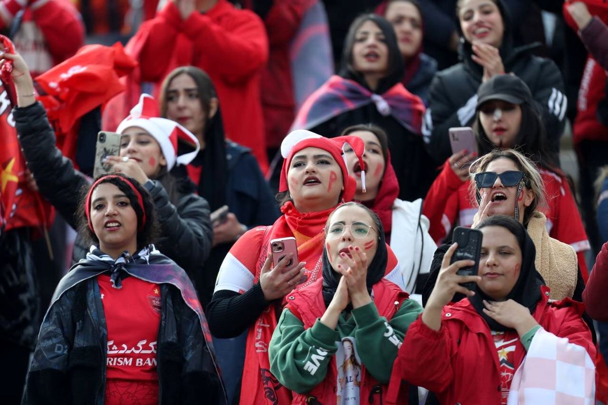 تماشاگران زن پرسپولیس اینگونه از هوادار نابینا شده حمایت کردند