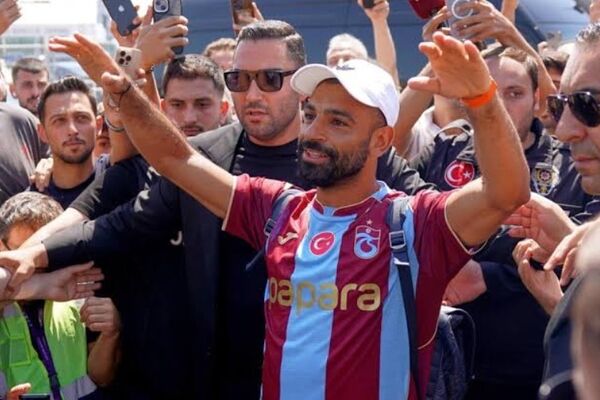  محمد صلاح در صف دستشویی ترکیه گیر افتاد! | عکس 