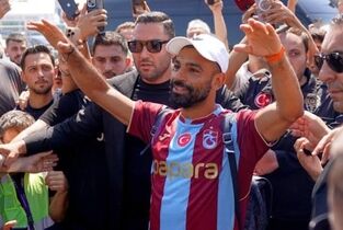  محمد صلاح در صف دستشویی ترکیه گیر افتاد! | عکس 