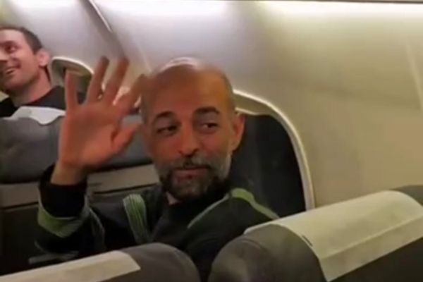 ببینید/ جشن تولد متفاوت محرم نویدکیا با کیک بدون شمع روی آسمان