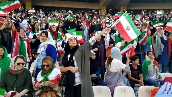 ببینید/ فردوسی‌پور: چطور در مراسم مذهبی خانم و آقا کنار هم در ورزشگاه می نشینند اما برای فوتبال نمی شود؟!