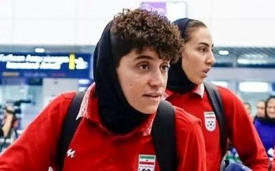 ببینید/ وقتی بازیکن تیم فوتبال زنان، ضدانقلاب را سنگ روی یخ می‌کند