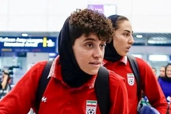 ببینید/ وقتی بازیکن تیم فوتبال زنان، ضدانقلاب را سنگ روی یخ می‌کند