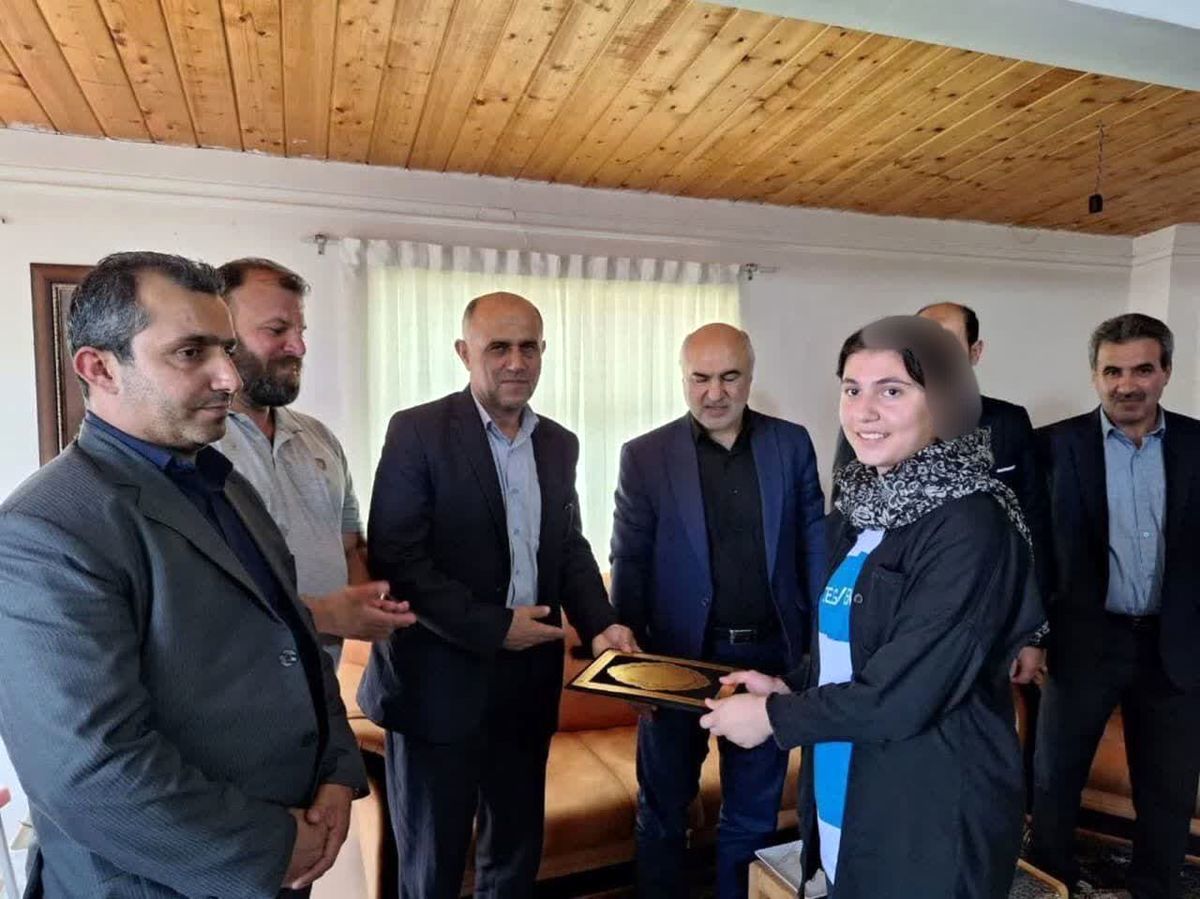 تصویر و جزئیات تازه از جنجال تقدیر از ورزشکار دختر بی‌حجاب/ دلواپسان هول نکنند؛ این دختر فقط ۱۰ سال دارد!