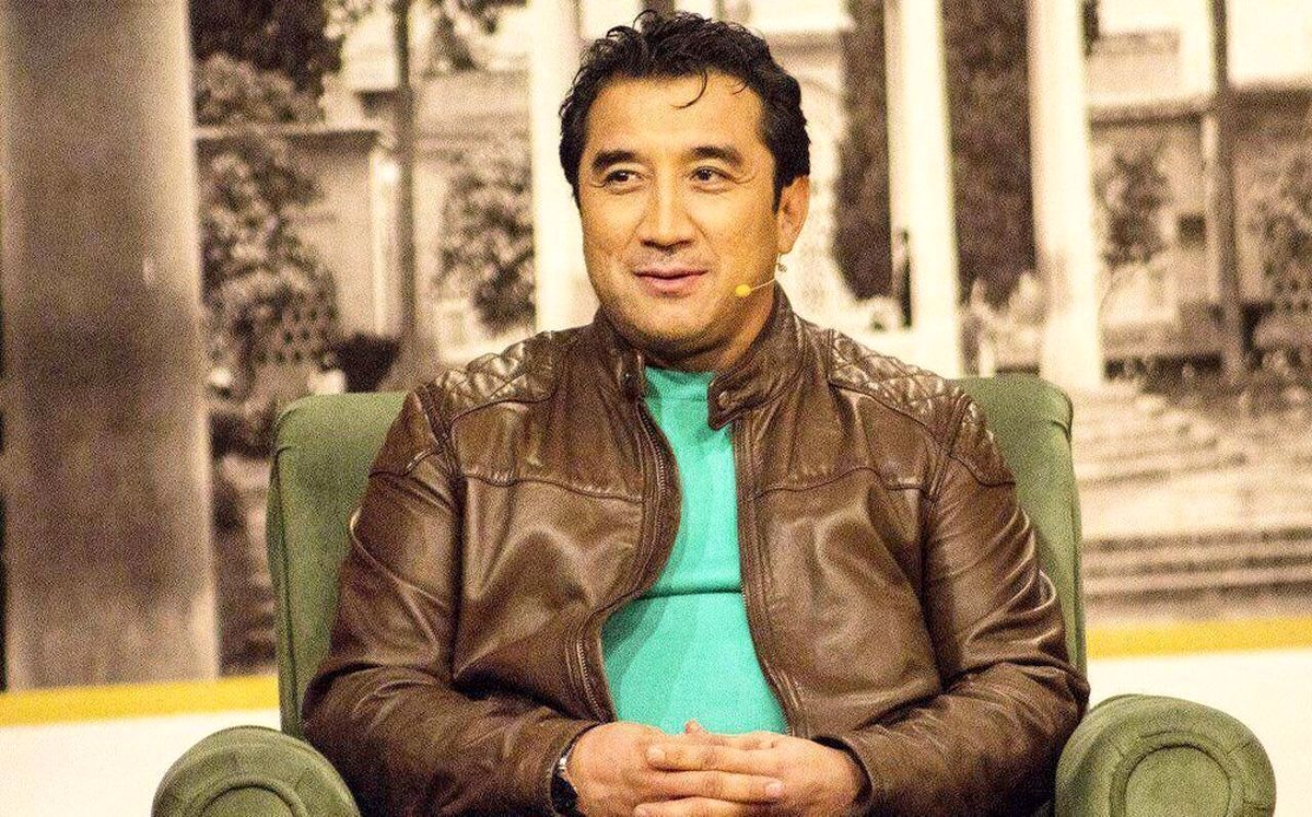 شوخی جنجالی خداداد عزیزی روی آنتن زنده/ ویدئو
