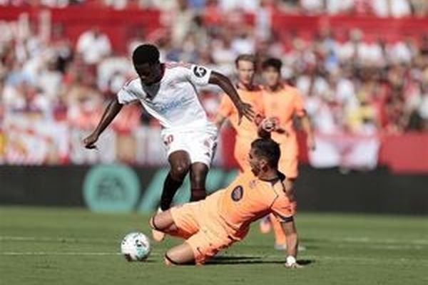 شکست سنگین بارسلونا مقابل سویا/ اولین باخت در لالیگا به قیمت از دست دادن صدر