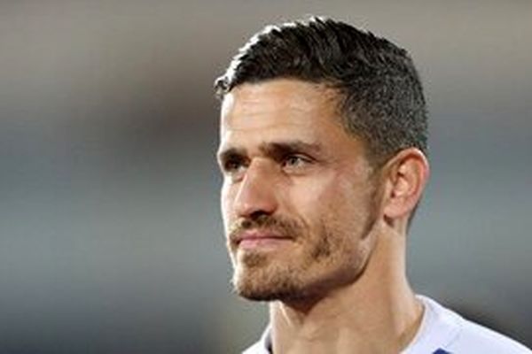 دستبند وریا غفوری با پرچم ایران و دریای خزر و خیلج فارس