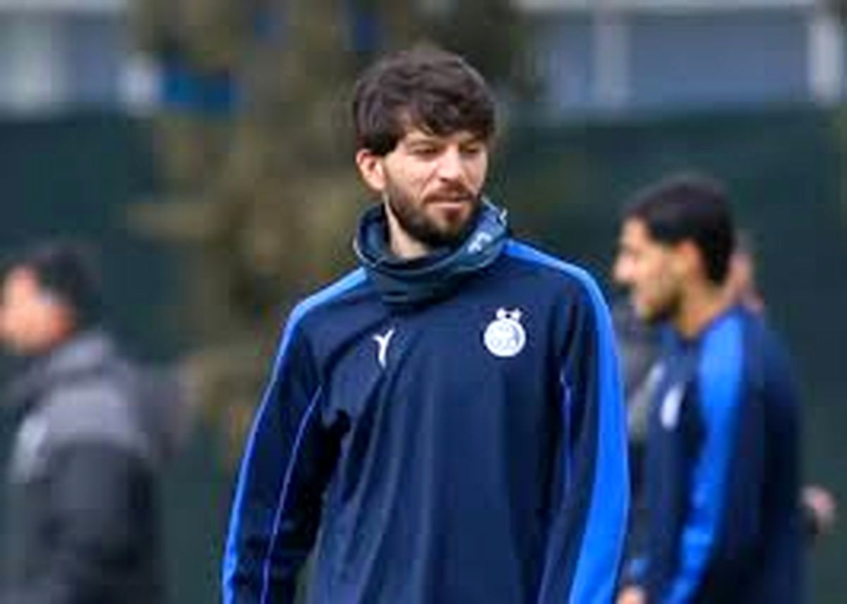 ببینید: افطار ستاره خارجی استقلال حین گرم کردن