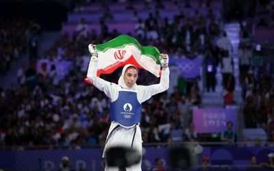 مبینا نعمت‌زاده در کنار پدر و مادرش پس از طلای جهای