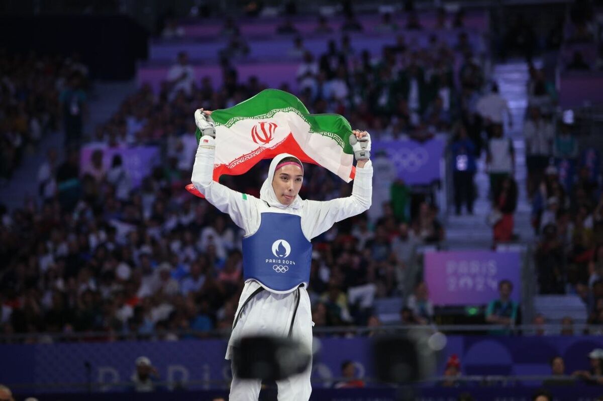 مبینا نعمت‌زاده در کنار پدر و مادرش پس از طلای جهای
