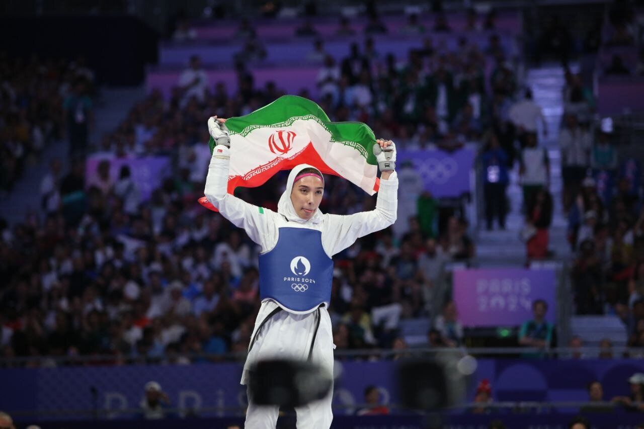 مبینا نعمت‌زاده در کنار پدر و مادرش پس از طلای جهای