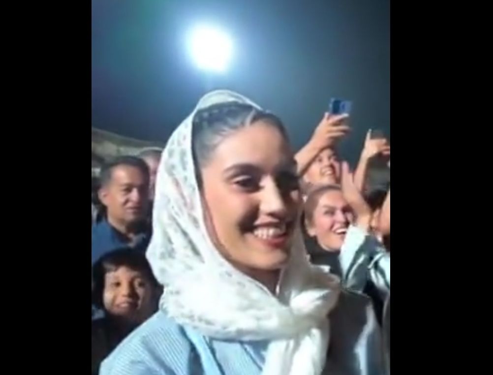 ببینید/ خواستگاری فوتبالیست ایرانی از نامزدش در زمین چمن