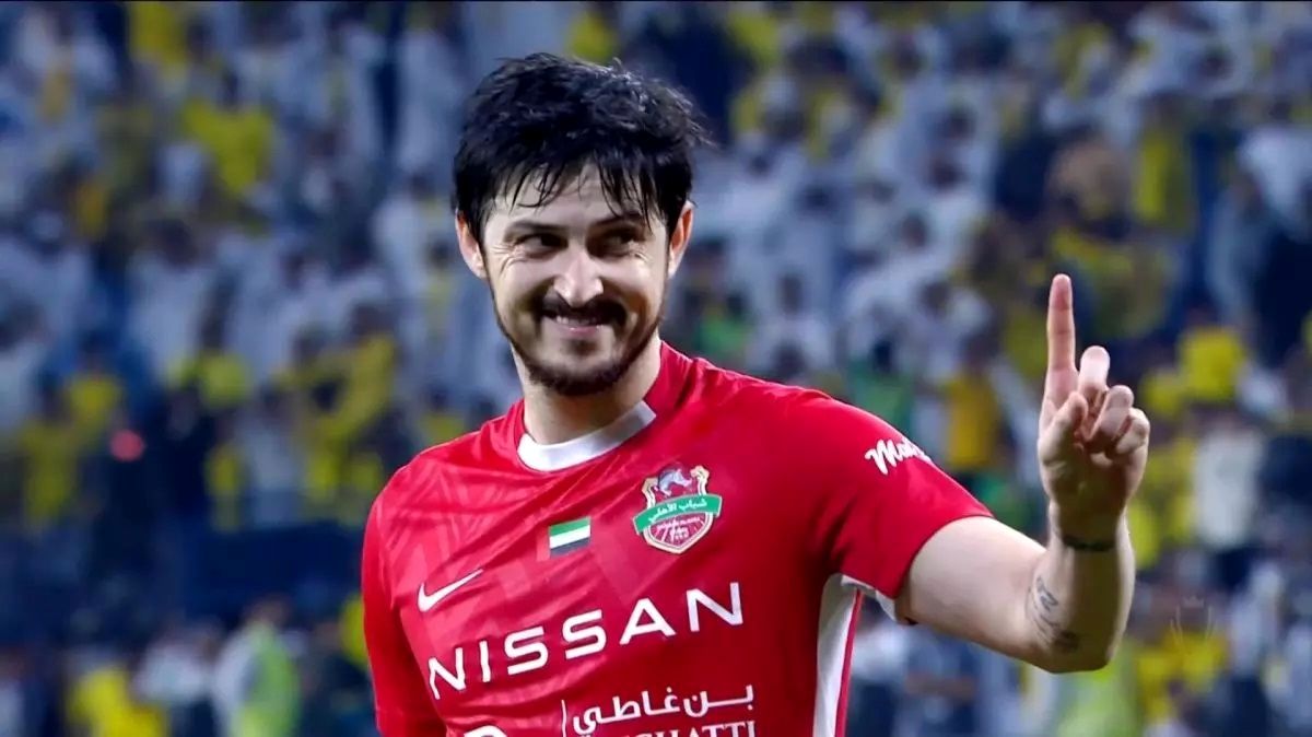 آوازخوانی جالب سردار آزمون در امارات/ ویدئو
