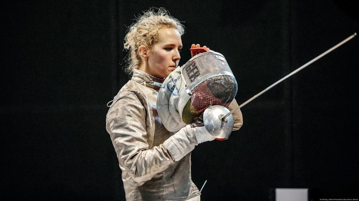 ببینید/ شمشیرباز زن آلمانی در اقدامی شجاعانه از رازی بزرگ پرده برداشت