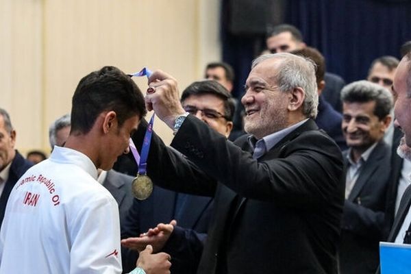 هدیه ویژه علیدوستی به مسعود پزشکیان/ عکس 