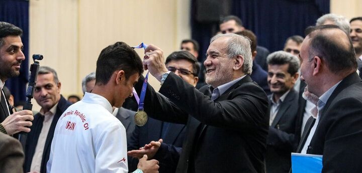 هدیه ویژه علیدوستی به مسعود پزشکیان/ عکس 