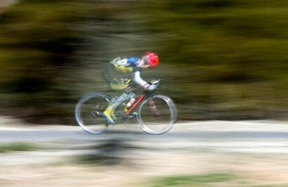 دختران بی‌کفش از یک شهر دورافتاده/ مادری که پشت دوچرخه دخترش دوید/ ویدئو

