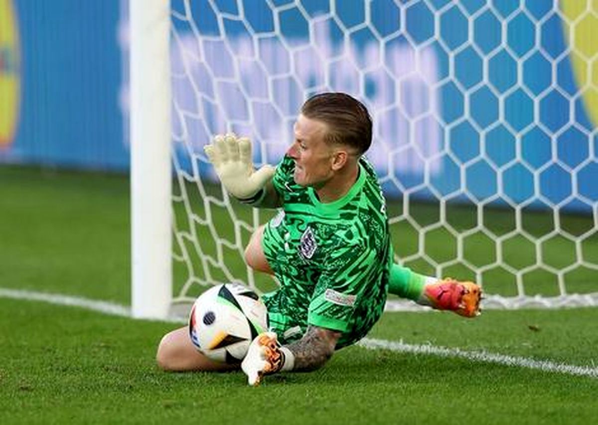 مهار پنالتی به کمک بطری آب توسط دروازه‌بان تیم ملی انگلیس
