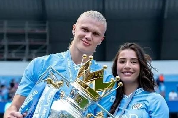 هالند و همسر خوش تیپش کنار برج ایفل/ عکس 