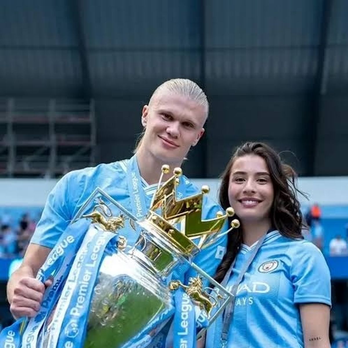 هالند و همسر خوش تیپش کنار برج ایفل/ عکس 