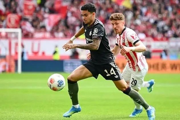 دو دنیای متفاوت؛ اینجا استرس جنگ، آنجا هیجان فوتبال