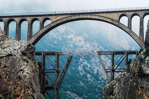 تصویری از پل ورسک روی لباس فصل جدید نساجی/ عکس 