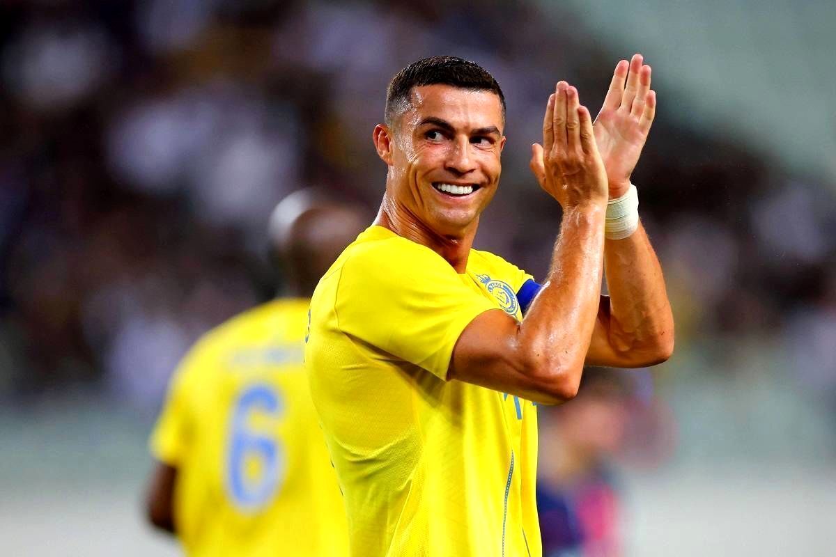 خونسردی پسربچه ایرانی در عبور از بادیگاردهای رونالدو و گرفتن امضا از او/ ویدئو
