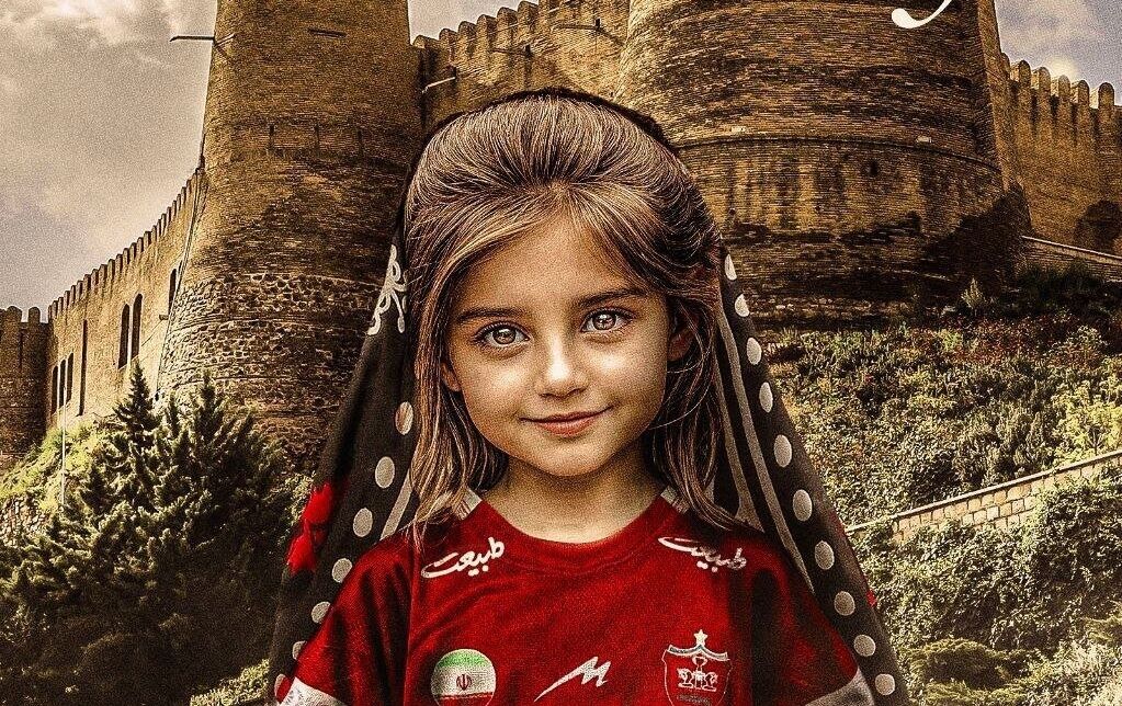 تصویر اسطوره خرم آبادی پرسپولیس در دستان دختر لر
