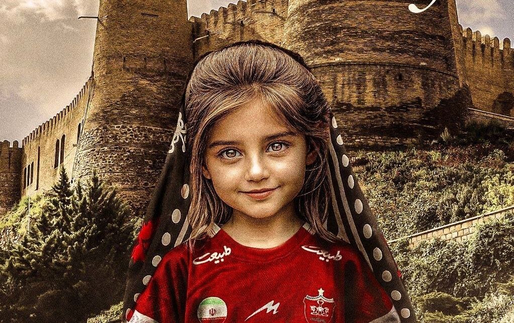 تصویر اسطوره خرم آبادی پرسپولیس در دستان دختر لر