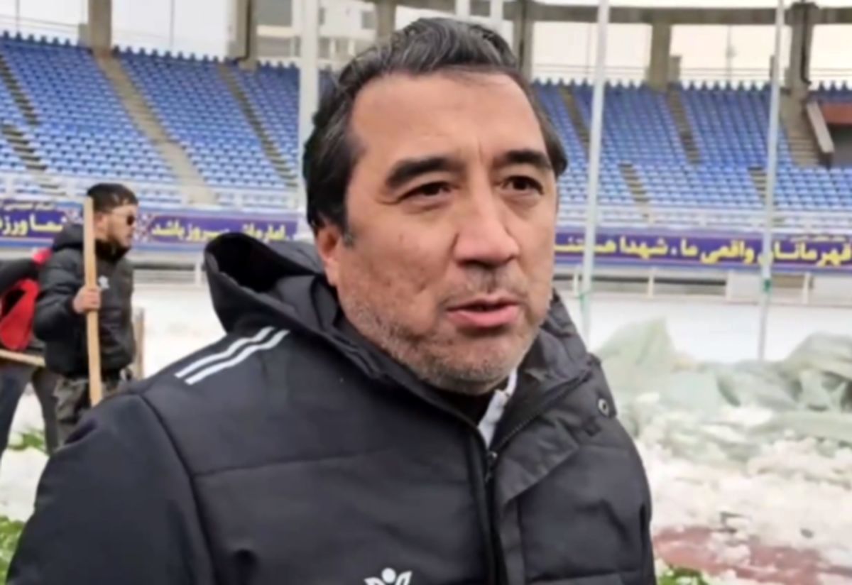 گلایه‌های خداداد عزیزی، شاکی با پاروی برف روبی در ورزشگاه امام رضا (ع) مشهد/ ویدئو
