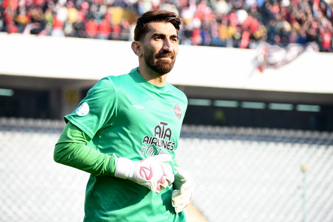 برخورد احساسی بیرانوند با کریم باقری/ بیرو یک لحظه فکر کرد پرسپولیسی است