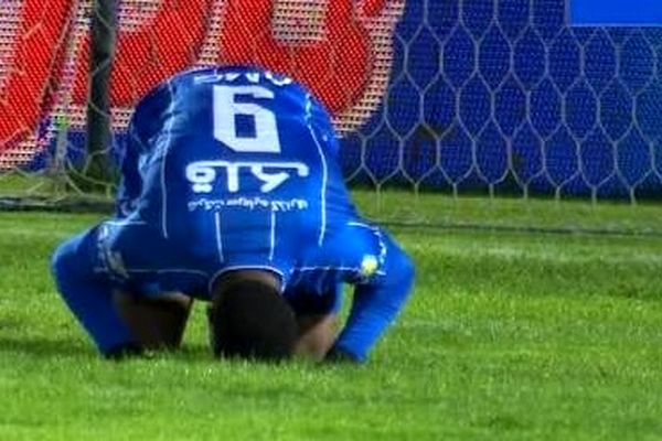 ستاره استقلال مدل یک مجله مد شد